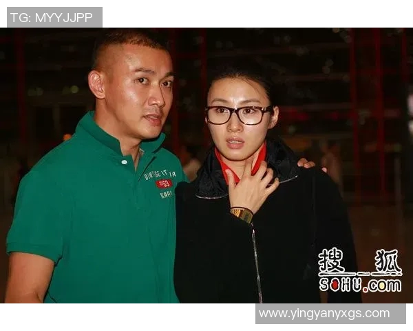 足球明星李毅独特签名设计展现个性与魅力的完美结合