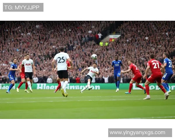 足球明星帅气亮相瞬间展现魅力与风采的精彩瞬间合集